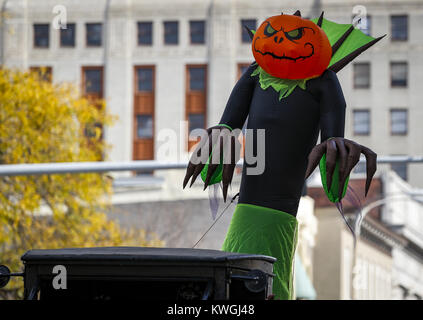 Davenport, Iowa, USA. 29 Okt, 2016. Eine aufblasbare Figur ist während der Halloween Parade entlang West 3rd Street in der Innenstadt von Davenport am Samstag, 29 Oktober, 2016 gesehen. Credit: Andy Abeyta/Viererkabel - Zeiten/ZUMA Draht/Alamy leben Nachrichten Stockfoto