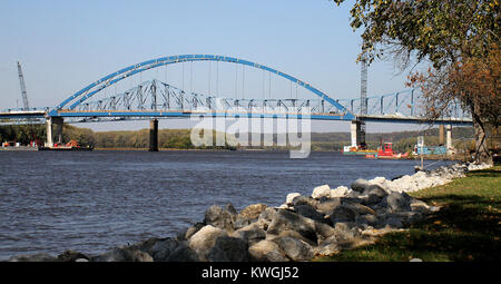 Savanne, Iowa, USA. 21 Okt, 2017. Die neue Single arch Savanne/Sabula Brücke wurde neben der Alten Brücke über den Mississippi River, am Samstag, den 21. Oktober 2017 errichtet, als der letzte Fahrt über die alte Brücke und die Brücke Fest in den beiden River Cities statt. Quelle: John Schultz/Viererkabel - Zeiten/ZUMA Draht/Alamy leben Nachrichten Stockfoto