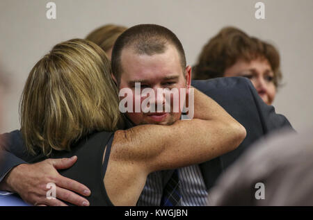 Rock Island, Iowa, USA. 11 Sep, 2017. Beklagte Mitchell Gayer sagt seinen Abschied an Freunde und Familie Momente bevor Sie sofort an der Rock Island County Courthouse am Montag remanded, 11. September 2017. Mitchell Gayer, der ein Alford Plädoyer im Januar zu Fahren unter dem Einfluß verschlimmerte, wurde zu acht Jahren Gefängnis für den Crash 2013, links Jamie Sedam und Clayton Carver tot verurteilt. Credit: Andy Abeyta, Viererkabel - Zeiten/Viererkabel - Zeiten/ZUMA Draht/Alamy leben Nachrichten Stockfoto