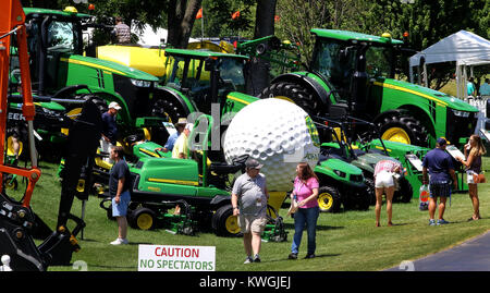 Silvis, Iowa, USA. 14. Juli 2017. Golf Fans Spaziergang durch die John Deere equiptment und Runde, Freitag, 14. Juli 2017, da die zweite runde Tätigkeit am John Deere Klassiker an TPC Deere Run in Silvis fort. Quelle: John Schultz/Viererkabel - Zeiten/ZUMA Draht/Alamy leben Nachrichten Stockfoto