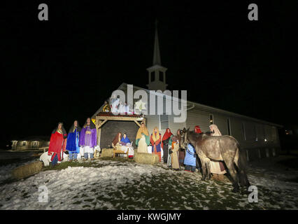 Davenport, Iowa, USA. 22 Dez, 2016. Für das zweite Jahr, Mitgliedern der ersten Bibel missionarische Kirche richten Sie eine lebende Krippe in Davenport am Donnerstag, 22. Dezember 2016. Die Veranstaltung wird von Pastor Gary Buske Jr. organisiert Interesse für die Kirche zu ziehen. Credit: Andy Abeyta/Viererkabel - Zeiten/ZUMA Draht/Alamy leben Nachrichten Stockfoto