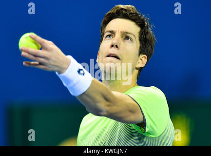 Doha, Katar. 3 Jan, 2018. Aljaz Bedene Sloweniens dient während der zweiten Runde singles Match gegen Dominic Thiem von Österreich bei der ATP Katar Open in Doha, Katar, Jan. 3, 2018. Dominic Thiem gewann 2-0. Credit: Nikku/Xinhua/Alamy leben Nachrichten Stockfoto