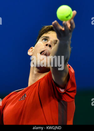 Doha, Katar. 3 Jan, 2018. Dominic Thiem Österreichs dient während der zweiten Runde singles Match gegen Aljaz Bedene Sloweniens bei der ATP Katar Open in Doha, Katar, Jan. 3, 2018. Dominic Thiem gewann 2-0. Credit: Nikku/Xinhua/Alamy leben Nachrichten Stockfoto