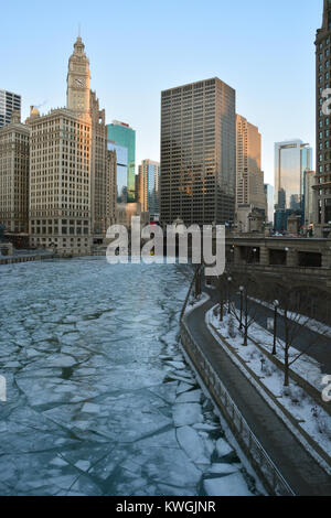 Chicago, Illinois, USA. 3 Jan, 2018. Eis verstopft die Chicago River und die Stadt Kämpfe durch die zweite Woche der bitterkalten Temperaturen, bei denen die Hoechsttemperaturen um 10 Grad Fahrenheit oder -12 Grad Celsius berechnet haben. Credit: D Gast Smith/Alamy leben Nachrichten Stockfoto