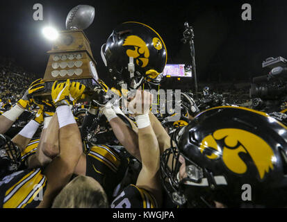 Iowa City, Iowa, USA. 25 Nov, 2016. Iowa Spieler halten die Helden Trophäe in der Feier von ihrem Gewinn gegen den Nebraska Cornhuskers am Kinnick Stadium in Iowa City am Freitag, 25. November 2016. Credit: Andy Abeyta/Viererkabel - Zeiten/ZUMA Draht/Alamy leben Nachrichten Stockfoto