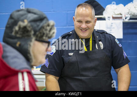 Davenport, Iowa, USA. 15 Nov, 2017. Sgt. Eric Gruenhagen dient der Türkei zu Clients am Hickory Grove Campus der Behinderten Entwicklungszentrum in Davenport am Mittwoch, den 15. November 2017. Die Davenport Police Association feierte der Geist der Danksagung für Kunden und Mitarbeiter an die Behinderten Development Center Credit: Andy Abeyta/Viererkabel - Zeiten/ZUMA Draht/Alamy leben Nachrichten Stockfoto