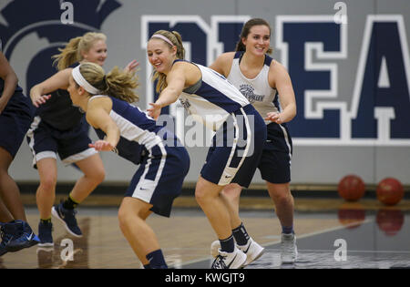 Bettendorf, Iowa, USA. 21 Nov, 2017. Angenehme Senke Seniors Ellie Spelhaug, Mitte, und Rory Donahue warm up während ihrer Mannschaft üben an der angenehmen Valley High School in Bettendorf am Dienstag, 21. November 2017. Credit: Andy Abeyta/Viererkabel - Zeiten/ZUMA Draht/Alamy leben Nachrichten Stockfoto