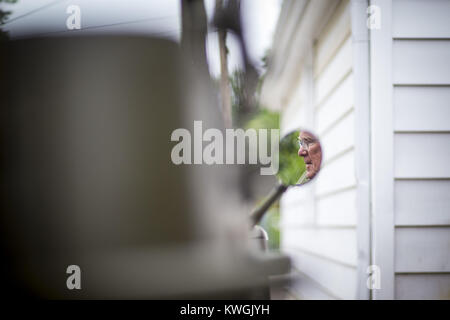 Rock Island, Iowa, USA. 24. Mai, 2017. Army Veteran Robert Fitts ist im Spiegel seiner 1945 Willy's Jeep außerhalb seiner Garage in Rock Island am Mittwoch gesehen, 24. Mai 2017. Fitts besitzt ein restauriertes all-original 1945 Willy's Jeep, genauso wie die, die er mit als Motor Sergeant in der 7. Division, 32 Infanterie der National Guard gearbeitet. Er plant seinen Jeep in die Nationalen Memorial Day Parade in Washington, DC Quelle: Andy Abeyta, Viererkabel - Zeiten/Viererkabel - Zeiten/ZUMA Draht/Alamy Leben Nachrichten Antrieb Stockfoto