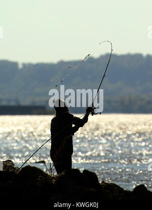 Savanne, Iowa, USA. 21 Okt, 2017. Ein Fischer wirft seine Linie in den Mississippi River, am Samstag, den 21. Oktober 2017, in der Savanne, IL. Quelle: John Schultz/Viererkabel - Zeiten/ZUMA Draht/Alamy leben Nachrichten Stockfoto