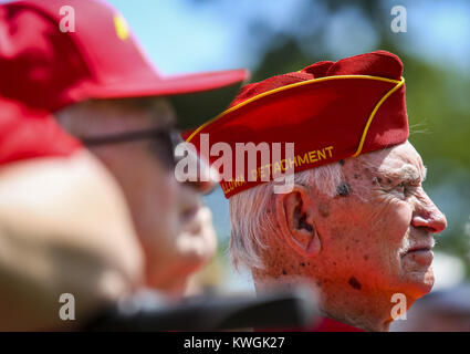 Rock Island, Iowa, USA. 29 Mai, 2017. Korean War veteran Ken Thorndike hört Sie einen Lautsprecher während der Rock Island National Cemetery Memorial Day Zeremonie auf der Rock Island Arsenal am Montag, 29. Mai 2017. Credit: Andy Abeyta, Viererkabel - Zeiten/Viererkabel - Zeiten/ZUMA Draht/Alamy leben Nachrichten Stockfoto