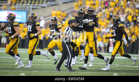 Iowa City, Iowa, USA. 16 Sep, 2017. Iowa Hawkeyes defensive Spieler ein Abfangen im vierten Quartal ihr Spiel am Kinnick Stadium in Iowa City Feiern am Samstag, den 16. September 2017. Credit: Andy Abeyta, Viererkabel - Zeiten/Viererkabel - Zeiten/ZUMA Draht/Alamy leben Nachrichten Stockfoto