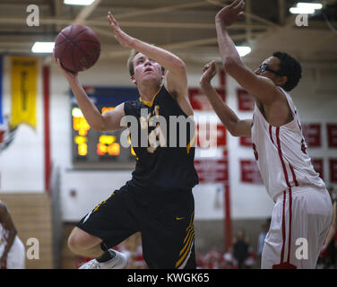 Davenport, Iowa, USA. 8 Dez, 2017. Bettendorf ist Joseph Parker (31) nimmt einen Schuß während von Davenport West Trey Sampson (23) im vierten Quartal ihr Spiel an Davenport West High School am Freitag, 8. Dezember 2017 behandelt. Credit: Andy Abeyta/Viererkabel - Zeiten/ZUMA Draht/Alamy leben Nachrichten Stockfoto
