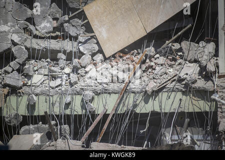 Davenport, Iowa, USA. 8 Aug, 2017. Zusammengebrochen Beton, Ziegel, Holz, Kabelkanal und andere Materialien werden gesehen, wie Sacred Heart school in Davenport ist am Dienstag abgerissen, 8. August 2017. Die 100 Jahre alte Schule am heiligen Herzen Kathedrale ist abgerissen wurden als neue Diözesane Zentrum neben der Kathedrale im Gange ist. Lage der Schule wird als Parkplatz genutzt werden. Credit: Andy Abeyta, Viererkabel - Zeiten/Viererkabel - Zeiten/ZUMA Draht/Alamy leben Nachrichten Stockfoto