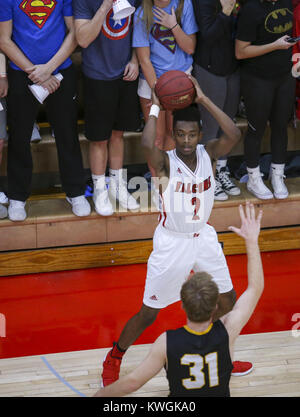 Davenport, Iowa, USA. 8 Dez, 2017. Davenport West Malik Westerfield (2) sieht zu passieren, während sie von Bettendorf ist Joseph Parker (31) im dritten Quartal ihr Spiel an Davenport West High School am Freitag, 8. Dezember 2017 behandelt. Credit: Andy Abeyta/Viererkabel - Zeiten/ZUMA Draht/Alamy leben Nachrichten Stockfoto