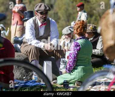 Davenport, Iowa, USA. 22 Okt, 2016. Steve und Michelle Ladwig von Moline setzen sich für ein Picknick während der vierten jährlichen Viererkabel-städte Tweed Fahrt in Davenport am Samstag, 22. Oktober 2016. Eine Masse über zweihundert montiert ihre Fahrräder in Tweed Kleid auf der diesjährigen Fahrt, Reisen aus dem East Village von Davenport zu Credit Island Park für ein Picknick vor der Rückkehr in das Dorf für eine Preisverleihung und nach der Party. Credit: Andy Abeyta/Viererkabel - Zeiten/ZUMA Draht/Alamy leben Nachrichten Stockfoto