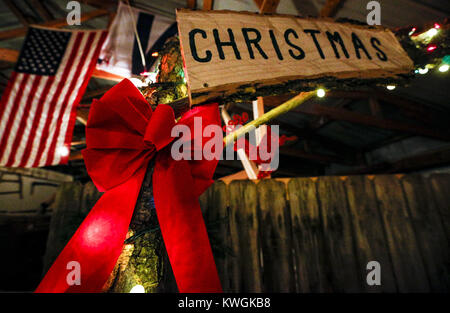 Moline, Iowa, USA. Nov, 2016 18. Dekorationen sind in der Scheune am Wyffel Christmas Tree Farm außerhalb von Moline am Freitag, 18. November 2016 gesehen. Rick und Kathy Wyffels sind bereit für Ihre 19 Jahr der Unternehmen verkaufen Weihnachtsbäume, handgefertigte Kränze und andere Urlaub Dekorationen. Credit: Andy Abeyta/Viererkabel - Zeiten/ZUMA Draht/Alamy leben Nachrichten Stockfoto