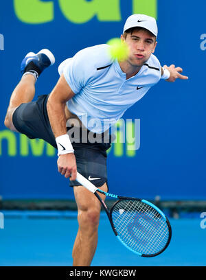 Doha, Katar. 3 Jan, 2018. Borna Coric von Kroatien dient während der zweiten Runde singles Match gegen Nikoloz Basilashvili Georgiens bei der ATP Katar Open in Doha, Katar, Jan. 3, 2018. Borna Coric gewann 2-0. Credit: Nikku/Xinhua/Alamy leben Nachrichten Stockfoto