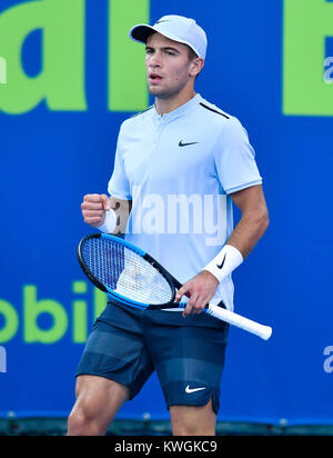 Doha, Katar. 3 Jan, 2018. Borna Coric Kroatiens reagiert während der zweiten Runde singles Match gegen Nikoloz Basilashvili Georgiens bei der ATP Katar Open in Doha, Katar, Jan. 3, 2018. Borna Coric gewann 2-0. Credit: Nikku/Xinhua/Alamy leben Nachrichten Stockfoto