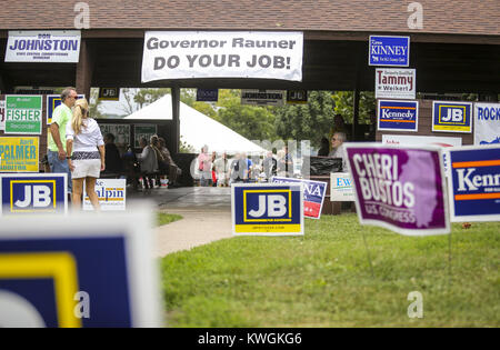 Hampton, Iowa, USA. 4. Sep 2017. Ein Feld von Yard Zeichen sind während der Gruß an Arbeit Picknick am Illiniwek Forest Preserve in Hampton am Montag gesehen, 4. September 2017. Rock Island County Demokraten statt der 50. jährlichen Gruß zum Arbeitsmarkt Picknick mit einem Line up der Kandidaten für die demokratische Nominierung für Regler, sowie Bundes-, Landes- und lokalen politischen Persönlichkeiten sowohl aus Illinois und Iowa. Credit: Andy Abeyta, Viererkabel - Zeiten/Viererkabel - Zeiten/ZUMA Draht/Alamy leben Nachrichten Stockfoto