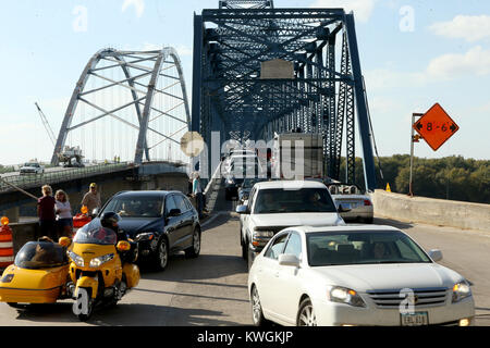 Savanne, Iowa, USA. 21 Okt, 2017. Heavy Traffic füllt die alten Savanne/Sabula Brücke, am Samstag, den 21. Oktober 2017, bei der letzten Fahrt und Bridgefest in den zwei Städten. Die alte Brücke ist schiefergedeckt, abgerissen werden, wenn die neue Brücke wird geöffnet. Quelle: John Schultz/Viererkabel - Zeiten/ZUMA Draht/Alamy leben Nachrichten Stockfoto