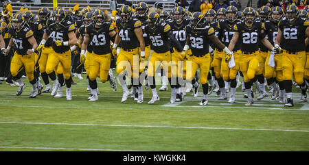 Iowa City, Iowa, USA. 25 Nov, 2016. Iowa Hawkeye die Spieler das Feld zusammen, bevor ihr Spiel gegen den Nebraska Cornhuskers am Kinnick Stadium in Iowa City am Freitag, 25. November 2016. Credit: Andy Abeyta/Viererkabel - Zeiten/ZUMA Draht/Alamy leben Nachrichten Stockfoto