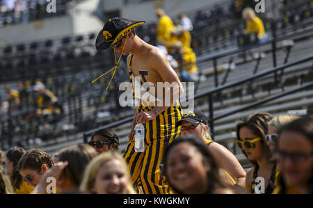 Iowa City, Iowa, USA. 16 Sep, 2017. Iowa Hawkeyes Fans finden den Weg zu ihren Plätzen im ersten Quartal ihr Spiel am Kinnick Stadium in Iowa City am Samstag, den 16. September 2017. Credit: Andy Abeyta, Viererkabel - Zeiten/Viererkabel - Zeiten/ZUMA Draht/Alamy leben Nachrichten Stockfoto