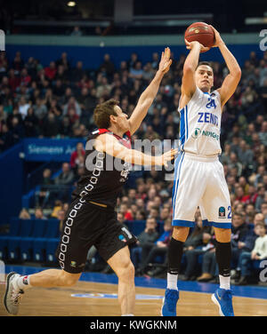 Vilnius, Litauen. 3 Jan, 2018. Kyle Kuric (R) von Zenit St. Petersburg schießt während einer Top 16 Gruppe F Match von 2017-2018 EuroCup zwischen Lietuvos Rytas Vilnius aus Litauen und Zenit St. Petersburg aus Russland in Vilnius, Litauen, Jan. 3, 2018. Credit: alfredas Pliadis/Xinhua/Alamy leben Nachrichten Stockfoto