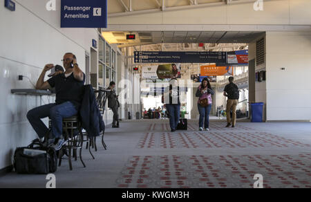 Moline, Iowa, USA. 18 Okt, 2017. Fluggäste zu Fuß zum Gate Vergangenheit Arbeitsplätze für Reisende im Viererkabel - International Airport in Moline am Mittwoch, 18. Oktober 2017 gesetzt. Credit: Andy Abeyta/Viererkabel - Zeiten/ZUMA Draht/Alamy leben Nachrichten Stockfoto