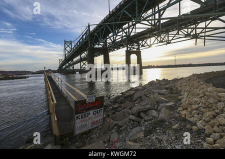 Bettendorf, Iowa, USA. 27 Nov, 2017. Eines Arbeitnehmers Landesteg wird gesehen in den Mississippi River für Arbeitnehmer Zugang auf die Interstate 74 bridge Projekt in Bettendorf am Montag, den 27. November 2017. Credit: Andy Abeyta/Viererkabel - Zeiten/ZUMA Draht/Alamy leben Nachrichten Stockfoto