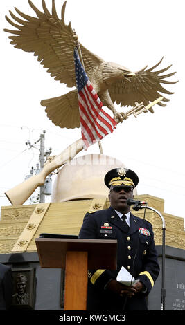 Silvis, Iowa, USA. 27 Mai, 2017. Keynote speaker Brigadier General Richard B. Dix, Kommandierender General des Gemeinsamen Munition und Letalität Leben Cylcle Management Command auf der Rock Island Arseanl, sagt ein paar Worte vor der Held Straße Denkmal, Samstag, 27. Mai 2017, im Rahmen des jährlichen Held Street Monument, Memorial Day Programm auf Held Straße in Silvis. Quelle: John Schultz/Viererkabel - Zeiten/ZUMA Draht/Alamy leben Nachrichten Stockfoto