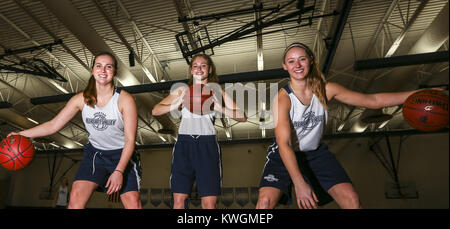 Bettendorf, Iowa, USA. 21 Nov, 2017. Angenehme Senke Seniors Rory Donahue, Links, Kira Arthofer und Ellie Spelhaug Posieren für ein Porträt zusammen vor ihrem Team Praxis bei angenehmen Valley High School in Bettendorf am Dienstag, 21. November 2017. Credit: Andy Abeyta/Viererkabel - Zeiten/ZUMA Draht/Alamy leben Nachrichten Stockfoto