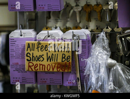 Moline, Iowa, USA. 28 Dez, 2016. Ein kleines Zeichen gesehen wird, hängen mit der Arbeit Variablen an den Schuh Krankenhaus in Moline am Mittwoch, 28. Dezember 2016. Credit: Andy Abeyta/Viererkabel - Zeiten/ZUMA Draht/Alamy leben Nachrichten Stockfoto