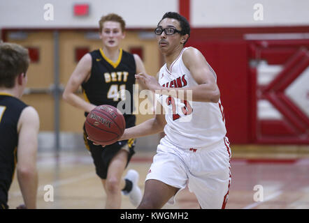 Davenport, Iowa, USA. 8 Dez, 2017. Davenport West Trey Sampson (23) macht eine Bewegung für die Hoop im vierten Quartal ihr Spiel an Davenport West High School am Freitag, 8. Dezember 2017. Credit: Andy Abeyta/Viererkabel - Zeiten/ZUMA Draht/Alamy leben Nachrichten Stockfoto