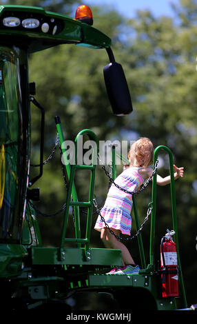 Silvis, Iowa, USA. 14. Juli 2017. Lyla Burrichter von Ossian, IA, kombinieren klettert um auf einem John Deere, Freitag, 14. Juli 2017, während der zweite Runde Aktion des John Deere Classic beim TPC Deere Run in Silvis. Bildnachweis: John Schultz/Quad-Stadt-Zeiten / ZUMA Draht/Alamy Live News Stockfoto