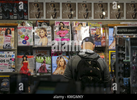 Moline, Iowa, USA. 18 Okt, 2017. Ein Mann blättert Magazine im Geschenkeladen im Viererkabel - International Airport in Moline am Mittwoch, 18. Oktober 2017. Credit: Andy Abeyta/Viererkabel - Zeiten/ZUMA Draht/Alamy leben Nachrichten Stockfoto