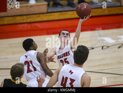 Davenport, Iowa, USA. 8 Dez, 2017. Davenport West Bailey Garnica (25) reicht für eine Erholung im ersten Quartal ihr Spiel an Davenport West High School am Freitag, 8. Dezember 2017. Credit: Andy Abeyta/Viererkabel - Zeiten/ZUMA Draht/Alamy leben Nachrichten Stockfoto