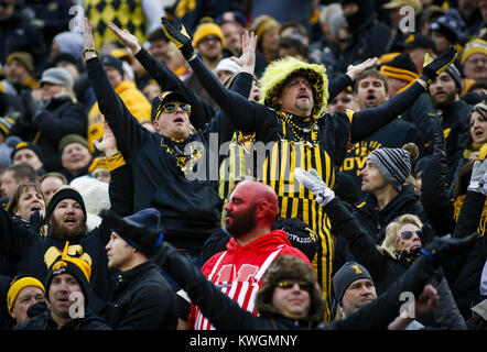 Iowa City, Iowa, USA. 25 Nov, 2016. Hawkeye Fans jubeln Im ersten Quartal ihr Spiel gegen den Nebraska Cornhuskers am Kinnick Stadium in Iowa City am Freitag, 25. November 2016. Credit: Andy Abeyta/Viererkabel - Zeiten/ZUMA Draht/Alamy leben Nachrichten Stockfoto