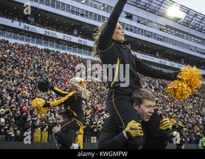 Iowa City, Iowa, USA. 25 Nov, 2016. Iowa Cheerleadern durchführen für Fans im dritten Quartal ihr Spiel gegen den Nebraska Cornhuskers am Kinnick Stadium in Iowa City am Freitag, 25. November 2016. Credit: Andy Abeyta/Viererkabel - Zeiten/ZUMA Draht/Alamy leben Nachrichten Stockfoto