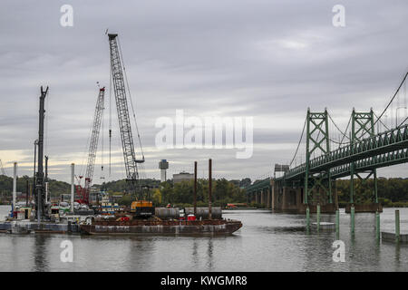 Bettendorf, Iowa, USA. 5. Okt 2017. Die Arbeit geht weiter auf die Interstate 74 bridge Projekt in Bettendorf am Donnerstag, 5. Oktober 2017. Credit: Andy Abeyta, Viererkabel - Zeiten/Viererkabel - Zeiten/ZUMA Draht/Alamy leben Nachrichten Stockfoto