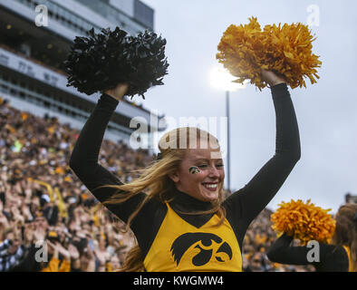 Iowa City, Iowa, USA. 1. Okt 2016. Eine Iowa Cheerleader sitzt auf eine Männliche Cheerleader Schultern während des zweiten Quartal ihr Spiel am Kinnick Stadium in Iowa City am Samstag, 1. Oktober 2016. Die nordwestlichen Wildkatzen besiegten die Iowa Hawkeyes 38-31. Credit: Andy Abeyta/Viererkabel - Zeiten/ZUMA Draht/Alamy leben Nachrichten Stockfoto