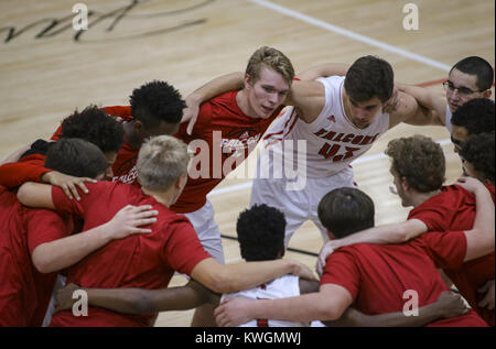 Davenport, Iowa, USA. 8 Dez, 2017. Davenport West erhalten Spieler sich vor dem Spiel in Davenport West High School am Freitag, 8. Dezember 2017 gepumpt. Credit: Andy Abeyta/Viererkabel - Zeiten/ZUMA Draht/Alamy leben Nachrichten Stockfoto