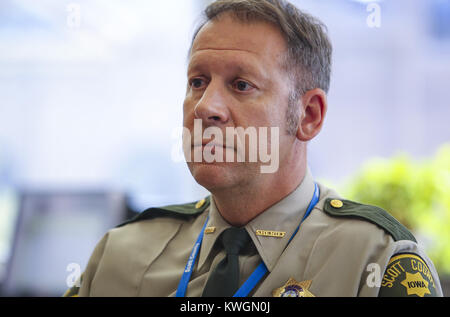 Davenport, Iowa, USA. 15 Sep, 2017. Sheriff Tim Lane hält eine kurze Besprechung in seinem Büro an der Scott County Gefängnis in Davenport am Freitag, 15. September 2017. Mit fast 1 Mio. $ Von patrol Headquarter Das neue Scott's Co Sheriff links, Sheriff Tim Lane will das Geld zu nehmen und einige Verbesserungen am Gefängnis. Nämlich, indem einige Art von Teiler in den Ansaug- und spezielle Einheiten, bei denen Insassen mit Behavioral Fragen untergebracht sind. Die Trennung zwischen Insassen würde es ermöglichen, das Gefängnis mehr voll ausgelastet, anstatt sie zu unterscheiden. Stockfoto