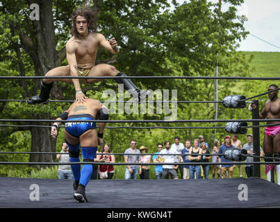 Maquoketa, Iowa, USA. 27 Mai, 2017. Das Scott County Wrestling Salbei Kenan springt über Gegner J.T. Energie bei Kabeljau Hohl in Maquoketa am Samstag, den 27. Mai 2017. Ein paar hundert Leute, 40 Comedians, fünf musikalischen Taten und ein professionelles Wrestling Team überflutet Kabeljau hohlen Scheune am Freitag und Samstag für die Eröffnungs-spannschloß Festival. Credit: Andy Abeyta, Viererkabel - Zeiten/Viererkabel - Zeiten/ZUMA Draht/Alamy leben Nachrichten Stockfoto