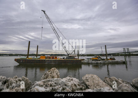 Bettendorf, Iowa, USA. 5. Okt 2017. Die Arbeit geht weiter auf die Interstate 74 bridge Projekt in Bettendorf am Donnerstag, 5. Oktober 2017. Credit: Andy Abeyta, Viererkabel - Zeiten/Viererkabel - Zeiten/ZUMA Draht/Alamy leben Nachrichten Stockfoto