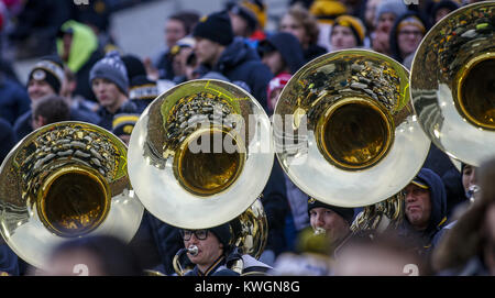 Iowa City, Iowa, USA. 25 Nov, 2016. Mitglieder des Iowa band durchführen Im zweiten Quartal ihr Spiel gegen den Nebraska Cornhuskers am Kinnick Stadium in Iowa City am Freitag, 25. November 2016. Credit: Andy Abeyta/Viererkabel - Zeiten/ZUMA Draht/Alamy leben Nachrichten Stockfoto