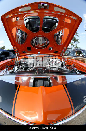 Moline, Iowa, USA. 24 Sep, 2017. Spiegeln unter der Haube zeigen die 350 Chevy Motor in diesem 1967 Camero im Besitz von Merlin Rajnowski von Steinschlag, Sonntag, 24. September 2017, während des jährlichen Viererkabel - Vintage Stäbe Car Show gehalten an Black Hawk Hochschule in Moline. Mehr als 400 Oldtimer, Hot Rods, Straße Stangen und Special-interest-Autos wurden an der Show. Quelle: John Schultz/Viererkabel - Zeiten/ZUMA Draht/Alamy leben Nachrichten Stockfoto