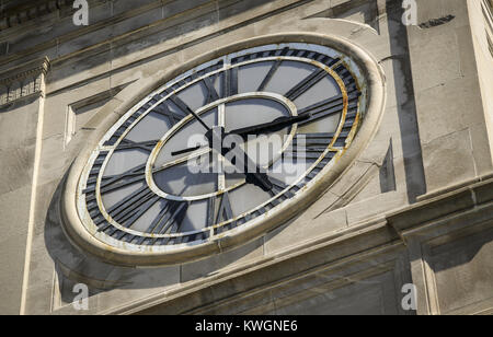 Davenport, Iowa, USA. 31. Mai, 2017. Der Clock Tower ist vom Dach der 13. Etage des Downtown Davenport Bank Tower am Mittwoch gesehen, 31. Mai 2017. Die dann - American Commercial & Savings Bank wurde 1929 mit klassischen Wiederbelebung - Architektur und 17 Etagen insgesamt abgeschlossen. Credit: Andy Abeyta, Viererkabel - Zeiten/Viererkabel - Zeiten/ZUMA Draht/Alamy leben Nachrichten Stockfoto