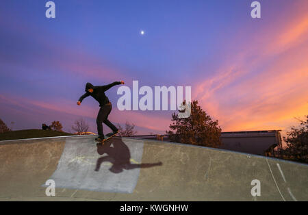 Davenport, Iowa, USA. 27 Nov, 2017. Kaleb Bentley, 18, von Davenport landet einen backside Desaster auf einer Rampe an der Davenport Skatepark am Montag, den 27. November 2017. Credit: Andy Abeyta/Viererkabel - Zeiten/ZUMA Draht/Alamy leben Nachrichten Stockfoto