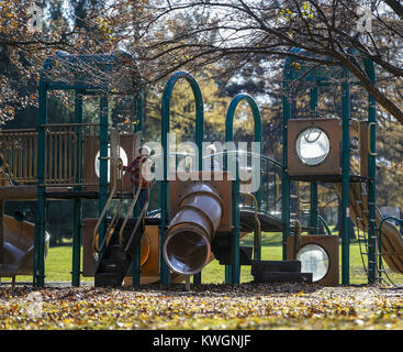 Davenport, Iowa, USA. 29 Nov, 2016. Ein paar der jungen Jungen nutzen den Spielplatz am Vander Veer Park in Davenport am Dienstag, 29. November 2016. Die Viererkabel-städte erfreuen sich ungewöhnlich warmen Wetter mit einer Höhe von 55 in Davenport erwartet. Credit: Andy Abeyta/Viererkabel - Zeiten/ZUMA Draht/Alamy leben Nachrichten Stockfoto