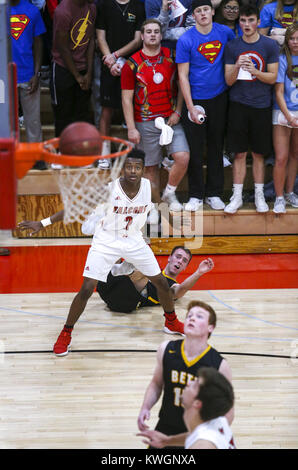 Davenport, Iowa, USA. 8 Dez, 2017. Bettendorf Phillip's Gist (11) spülen drei - Zeiger, so wie er ist von Davenport West Malik Westerfield (2) Im zweiten Quartal ihr Spiel an Davenport West High School am Freitag gefoult, 8. Dezember 2017. Credit: Andy Abeyta/Viererkabel - Zeiten/ZUMA Draht/Alamy leben Nachrichten Stockfoto